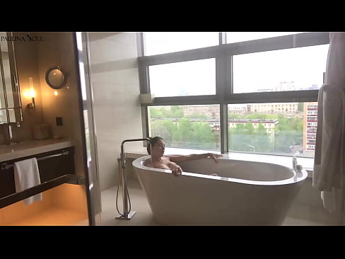 ❤️ Napakalaking babe madamdamin jerking off ang kanyang puki sa banyo Porno sa amin ☑